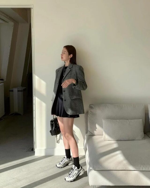 Vest phối với sneaker họa tiết phù hợp những cô nàng cá tính