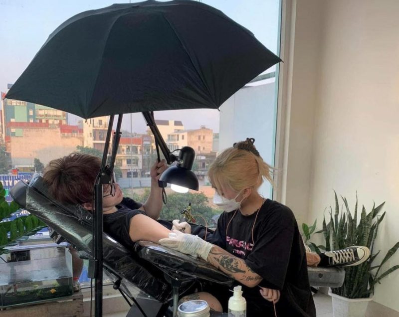 Góc làm việc cực chill ở 2 Ink Tattoo & Piercing