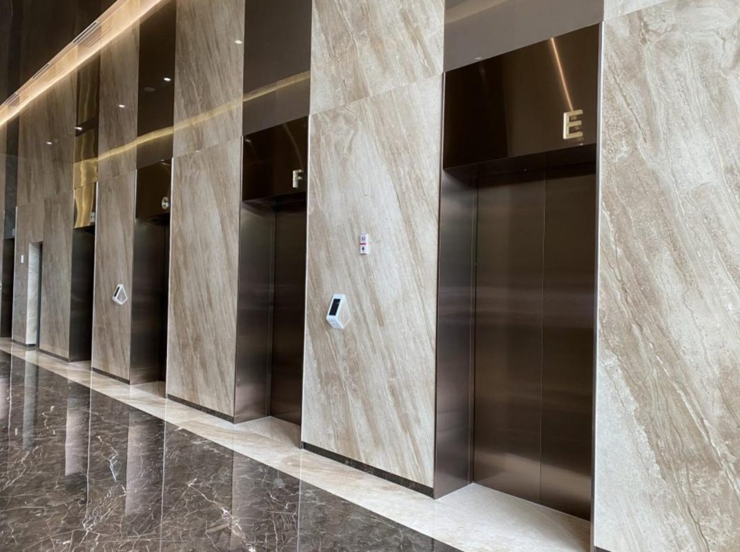 tấm inox ốp thang máy
