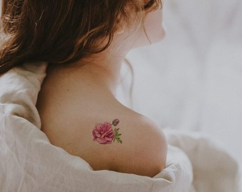 hình xăm hoa mini ở vai toát lên vẻ nữ tính