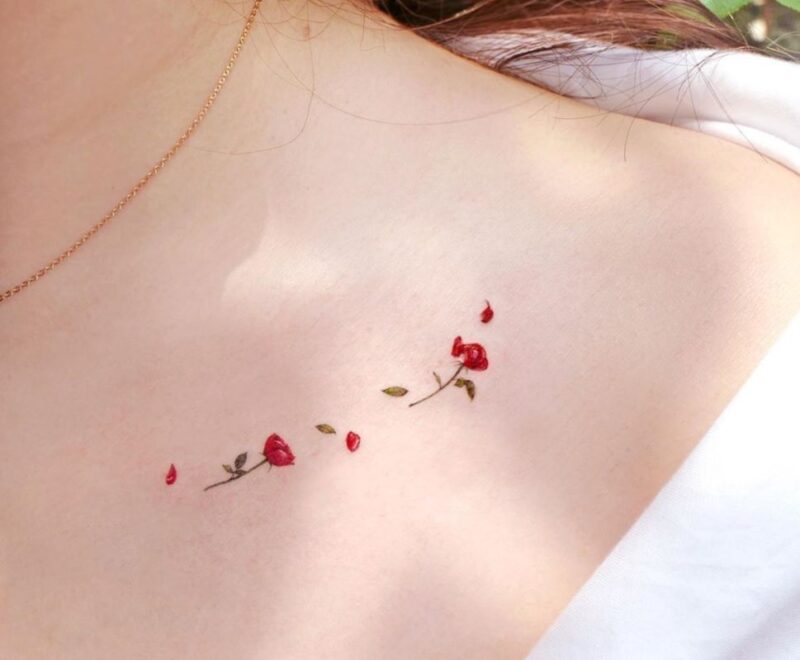 Hình xăm hoa nhỏ ở vai