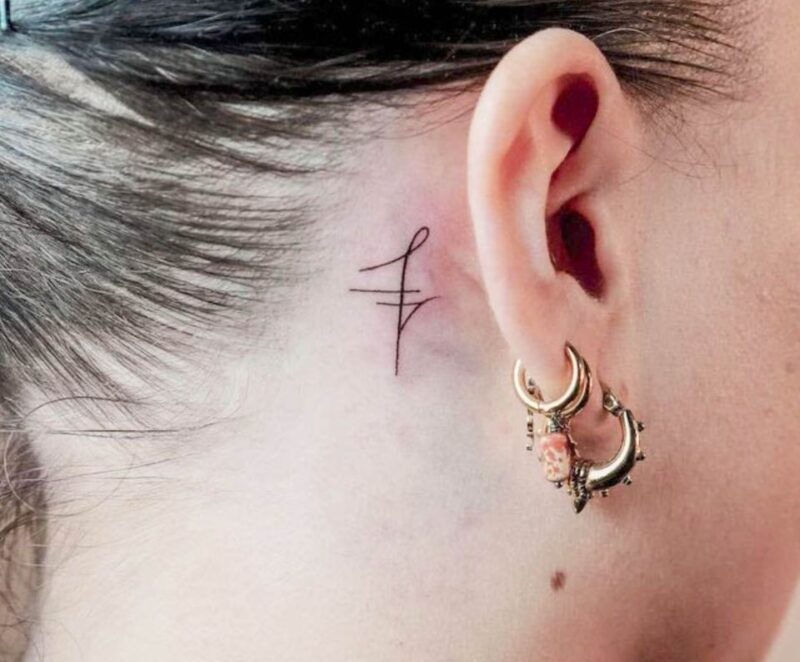 Hình xăm kí hiệu sau tai dễ che khi cần