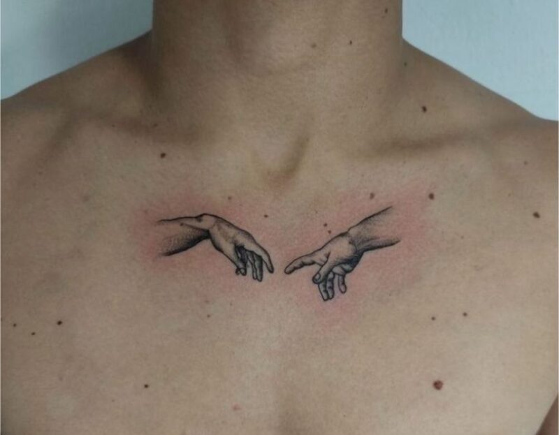 Hình xăm bàn tay nhỏ trên ngực cho nam