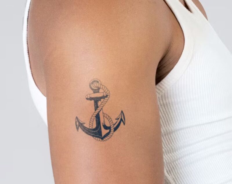 Hình xăm mỏ neo trên bắp tay