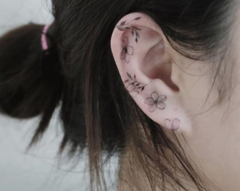 Hình xăm mini trên vành tai cho phái nữ
