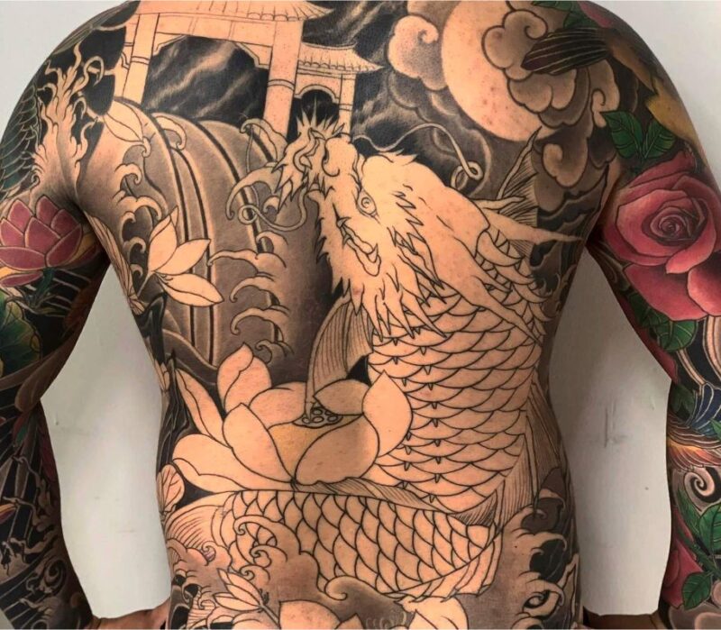 HÌnh xăm cá chép vượt Vũ Môn hoá rồng trên lưng