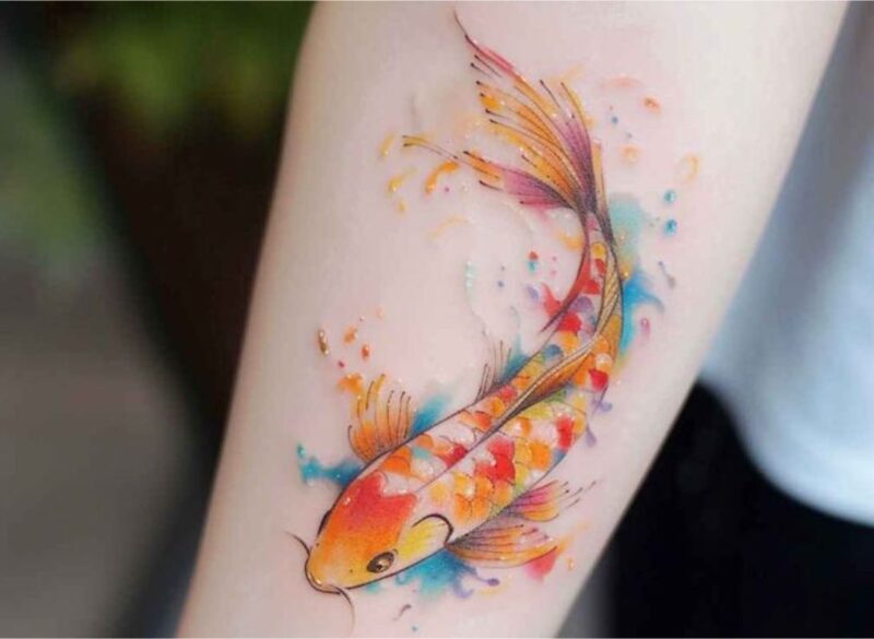 Hình xăm cá chép ở tay dành cho phái nữ