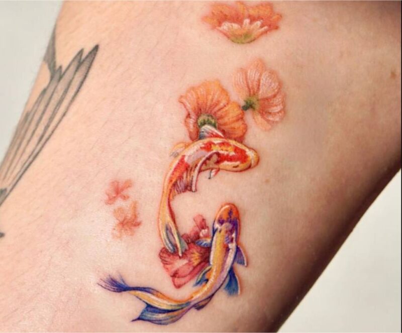 Hình xăm cá chép mini dễ thương đầy màu sắc