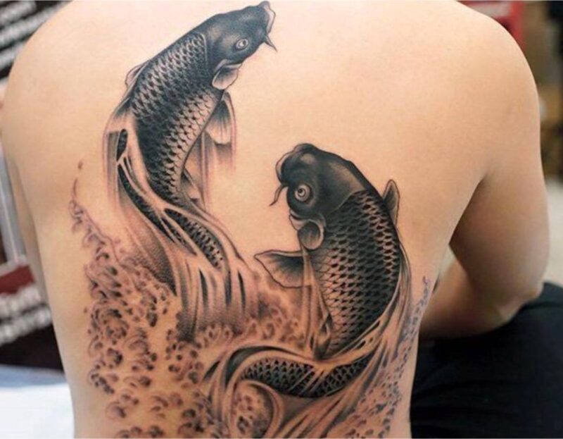 Hình xăm cá chép ở lưng