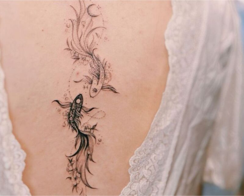 Cá chép xăm trên lưng tôn lên nét nữ tính của phái nữ