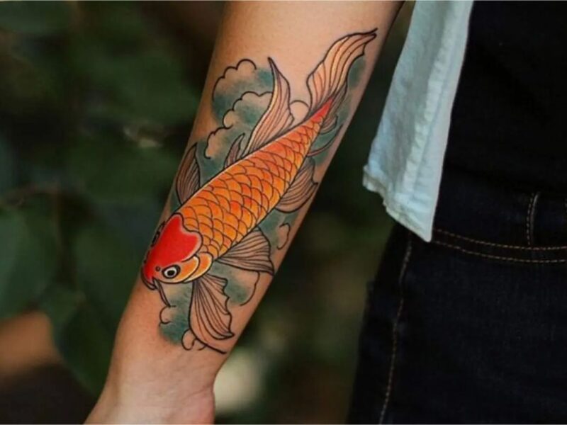 Hình xăm cá chép ở tay phô diễn nét độc đáo của nghệ thuật