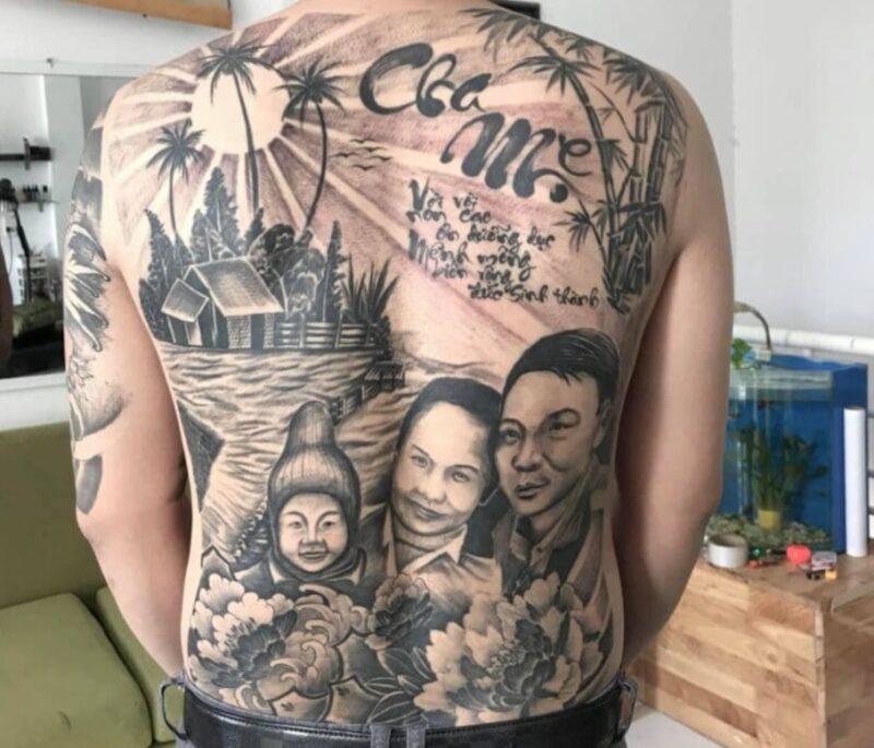 Tình cảm yêu kính cha mẹ, gia đình được thể hiện qua nét mực ở lưng