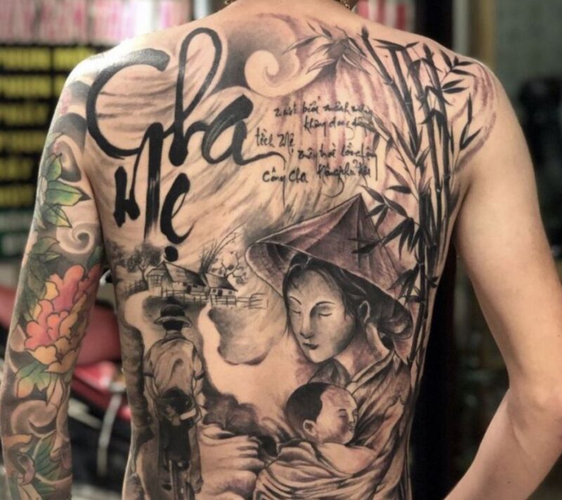 Xăm hình hoạ tiết cha mẹ kín lưng