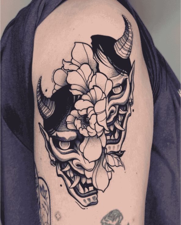 Mặt quỷ và hoa mẫu đơn trắng đen đặc biệt