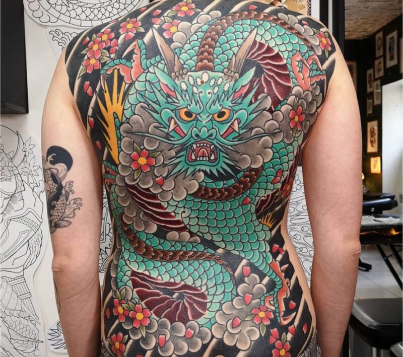 Hình xăm rồng kín lưng