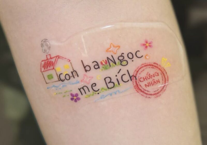 Xăm tên cha mẹ dễ thương, đầy màu sắc