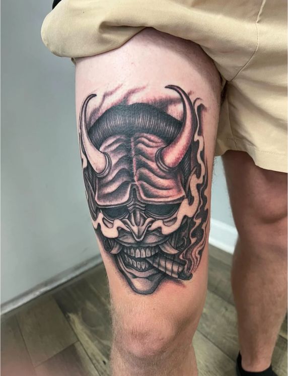 Hình xăm mặt quỷ ở đùi cho nam giới