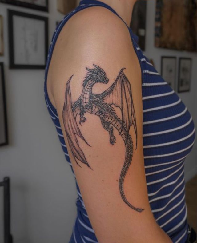 Hình xăm rồng ở bắp tay cho nữ