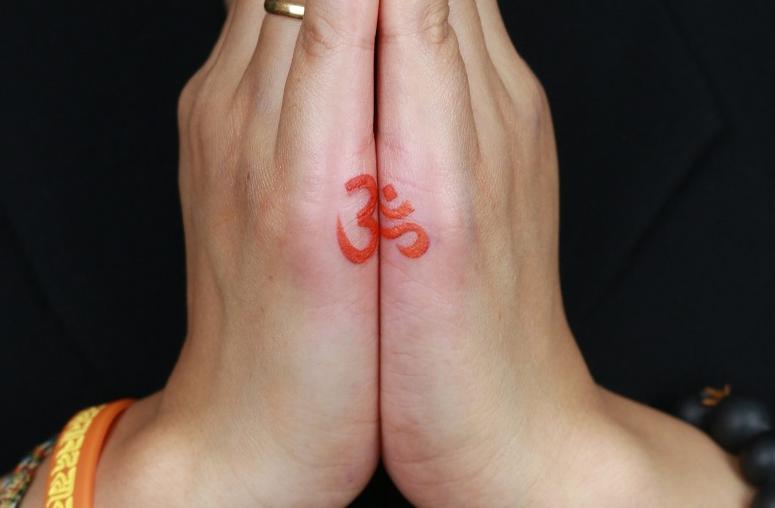 Hình xăm chữ Tâm trong tiếng Trung màu đỏ độc đáo
