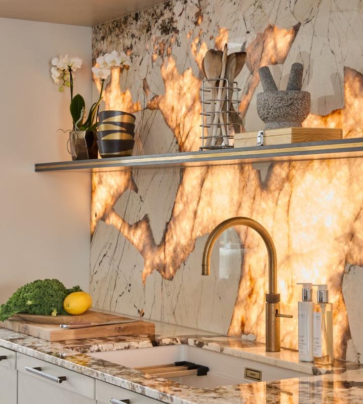 Đá xuyên sáng nhân tạo