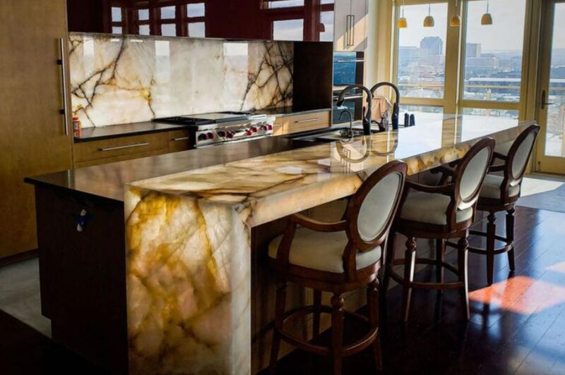 Đá xuyên sáng được ứng dụng mạnh mẽ trong thiết kế nội thất cao cấp