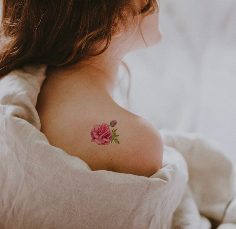 Nét nữ tính mềm mại toát lên qua hình xăm hoa mẫu đơn