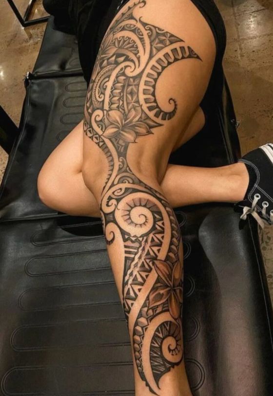 Hình xăm maori phù hợp cho cả những mẫu Maori dài, liền mạch theo dáng chân