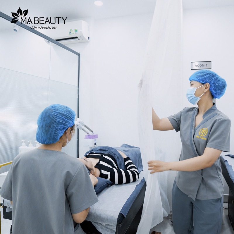 Phòng điều trị và spa tại Mạ Beauty được thiết kế theo tiêu chuẩn phòng khám cao cấp, vô trùng và riêng tư