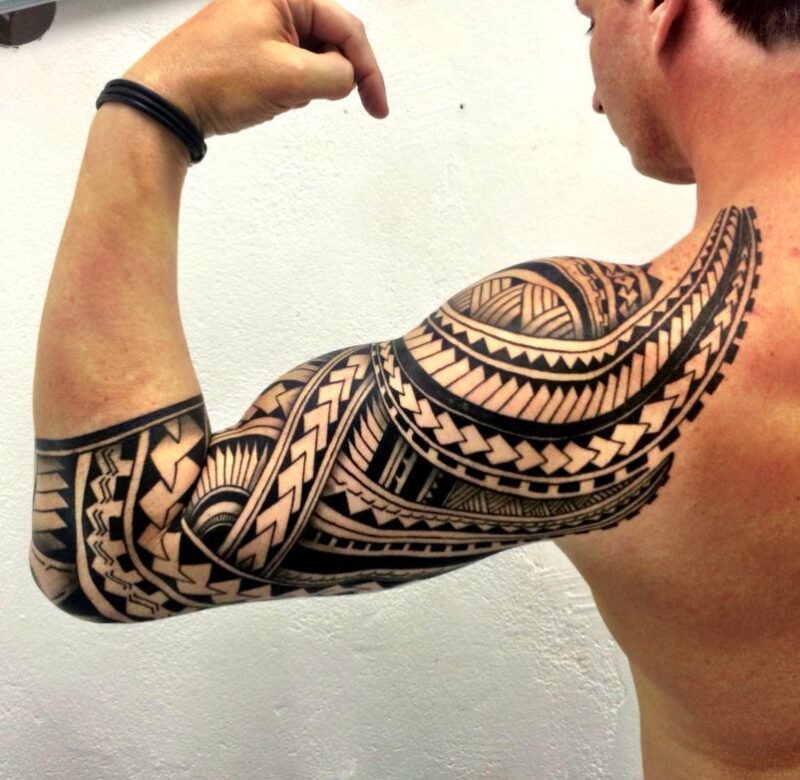 Xăm maori ở bắp tay được nhiều người yêu thích nhờ vẻ đẹp mạnh mẽ và đậm chất bản địa