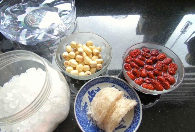 Yến chưng táo đỏ kết hợp hạt sen đòi hỏi nhiều công sức và thời gian chế biến