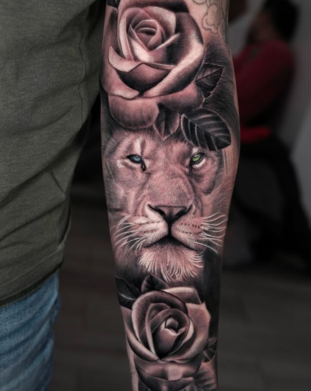 Hình xăm hoa hồng cho nam mang vẻ đẹp mạnh mẽ nhưng vẫn ẩn chứa chiều sâu cảm xúc