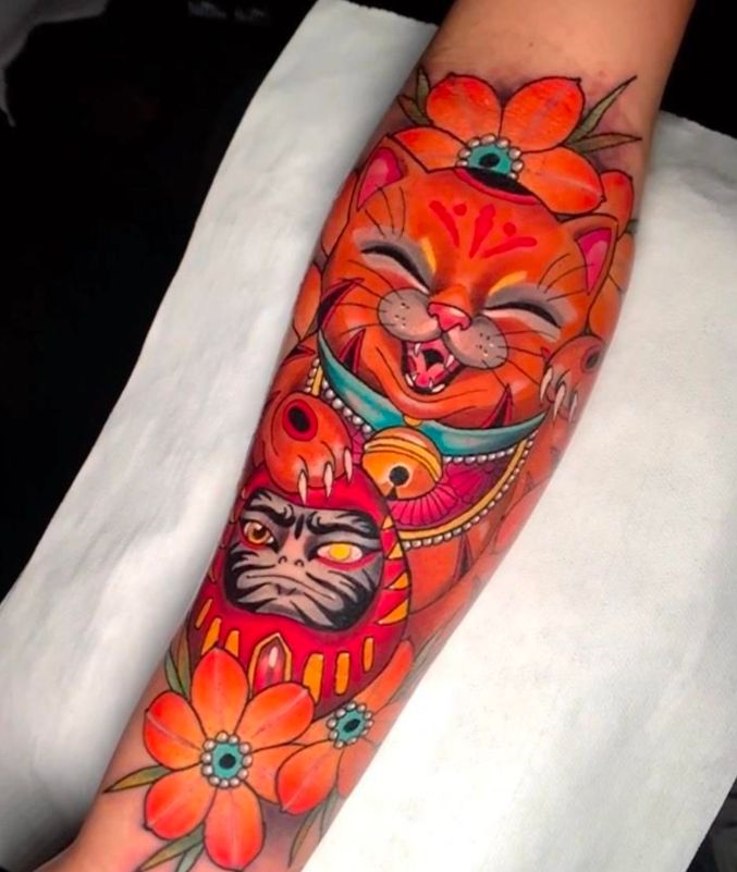 Hình xăm Daruma và mèo thần tài trên tay nổi bật
