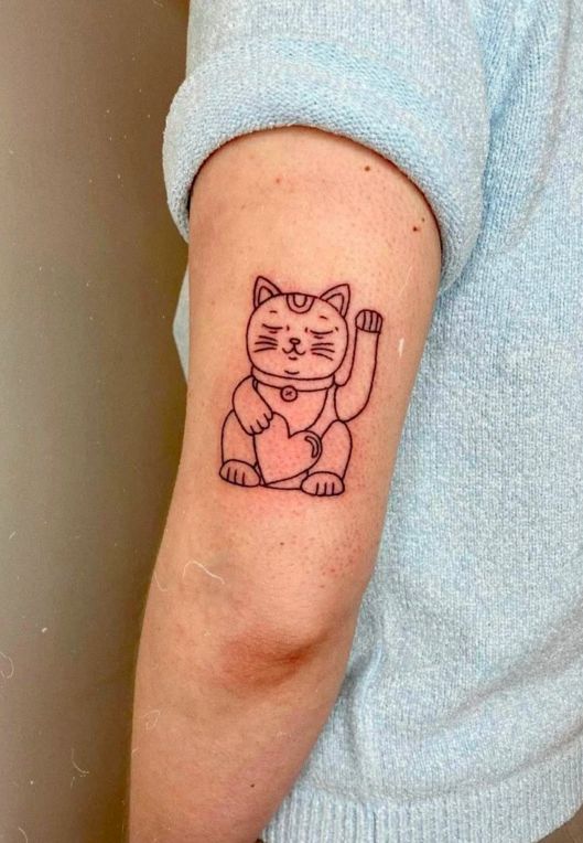 Hình xăm mèo thần tài mini trên bắp tay