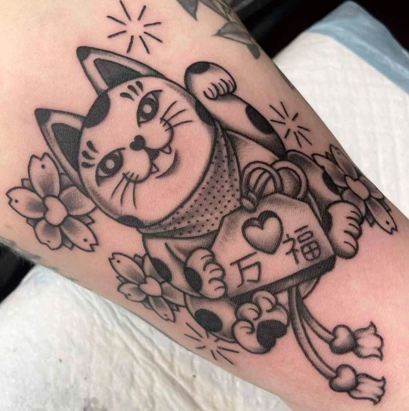 Hình xăm mèo thần tài trắng đen cổ điển