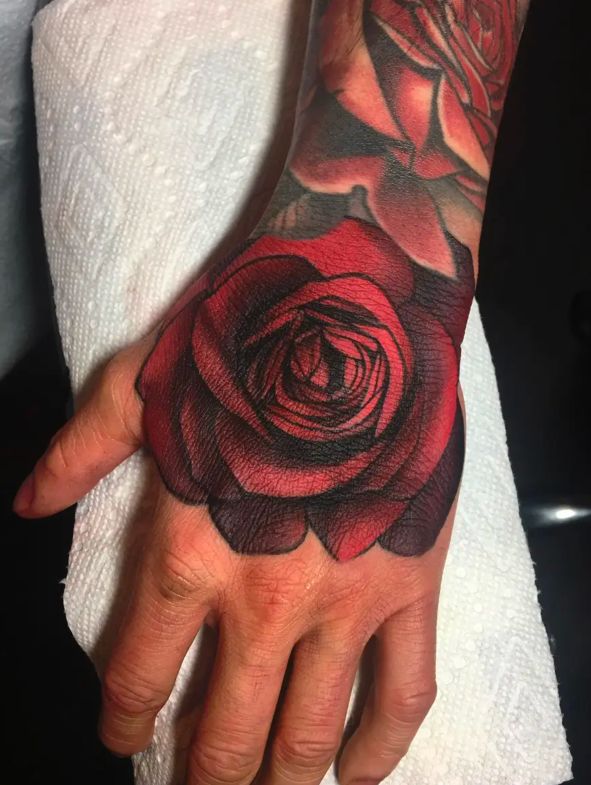 Hình xăm hoa hồng ở bàn tay cho nam