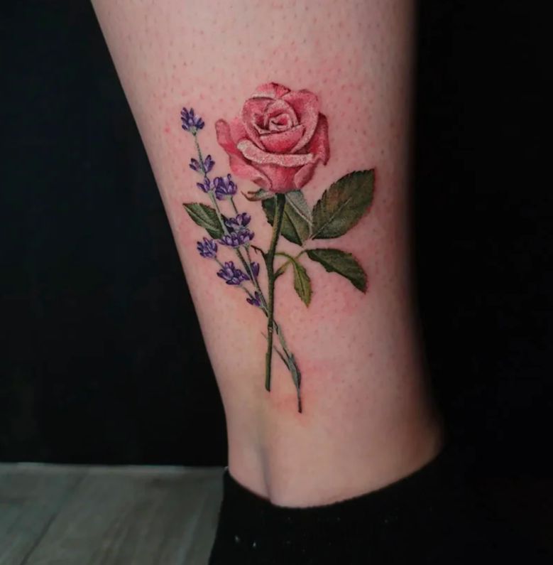 Hình xăm hoa hồng kết hợp với hoa oải hương trên chân