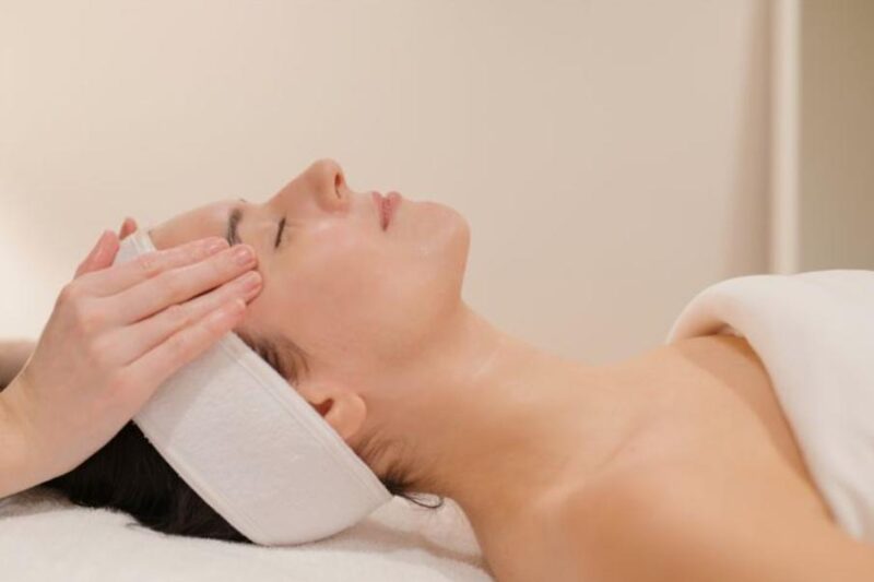 Làm sạch da bằng sữa rửa mặt chuyên dụng