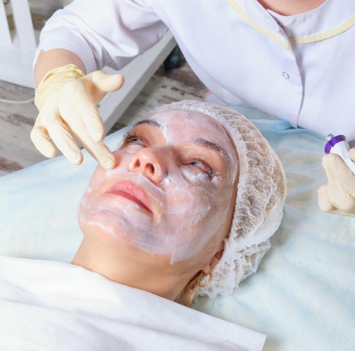 Ủ tê da mặt để giảm cảm giác châm chích, sau đó tiến hành tiêm