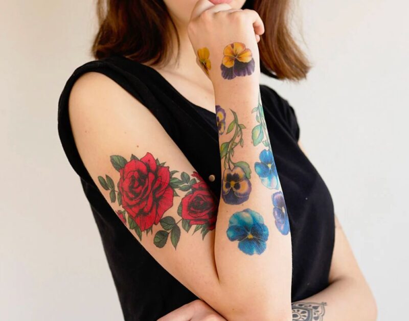 Hình xăm hoa hồng đỏ phù hợp cho cả nam và nữ