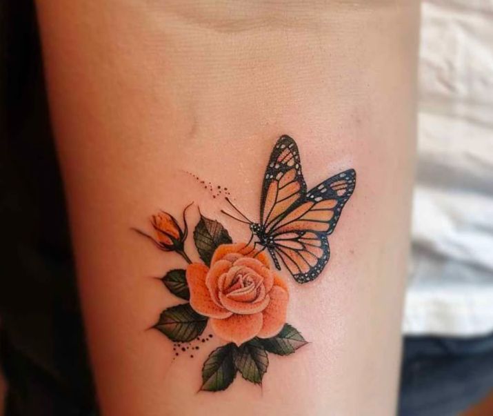 Hình xăm hoa hồng và bướm mang ý nghĩa sâu sắc về tình yêu, vẻ đẹp và sự chuyển mình