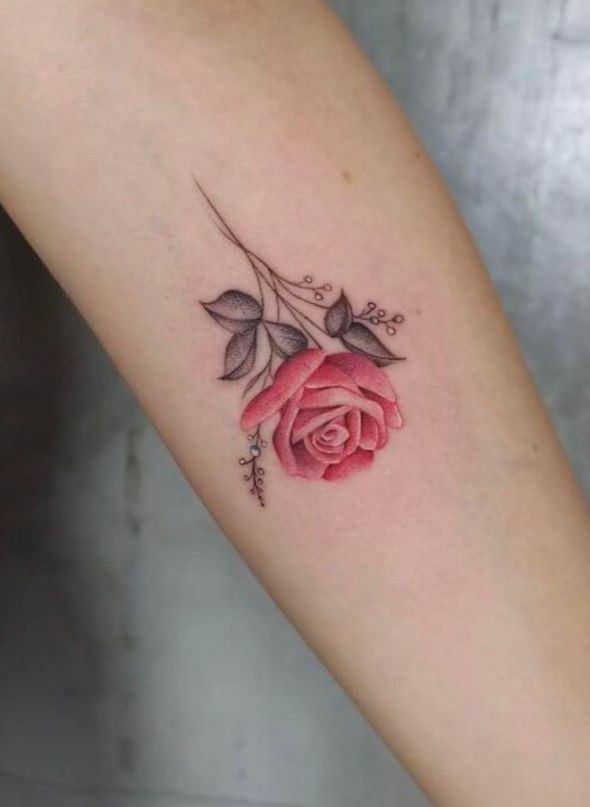 Hình xăm hoa hồng ở tay tạo sự ấn tượng đầu tiên