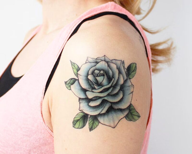 Xăm hoa hồng xanh dễ dàng tạo điểm nhấn độc đáo, thể hiện gu thẩm mỹ riêng
