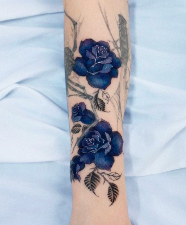 Hình xăm hoa hồng xanh mang vẻ đẹp huyền bí và khác biệt