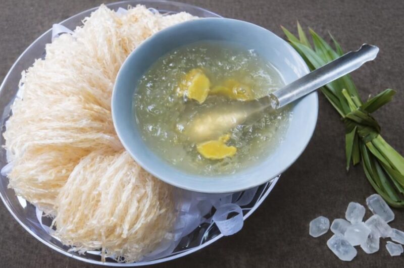 Nên thưởng thức yến khi còn ấm để cảm nhận rõ hương vị của món yến chưng gừng