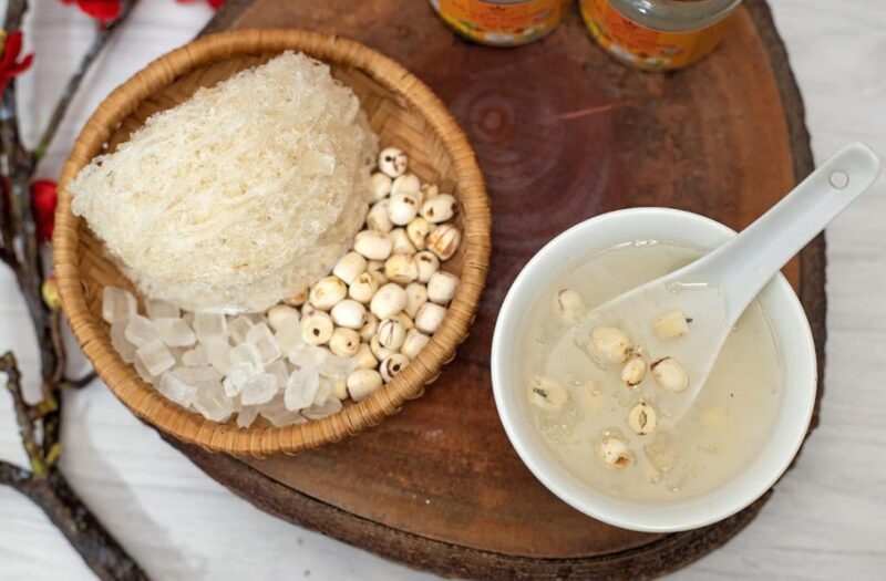 Công dụng vượt trội của món yến chưng hạt sen